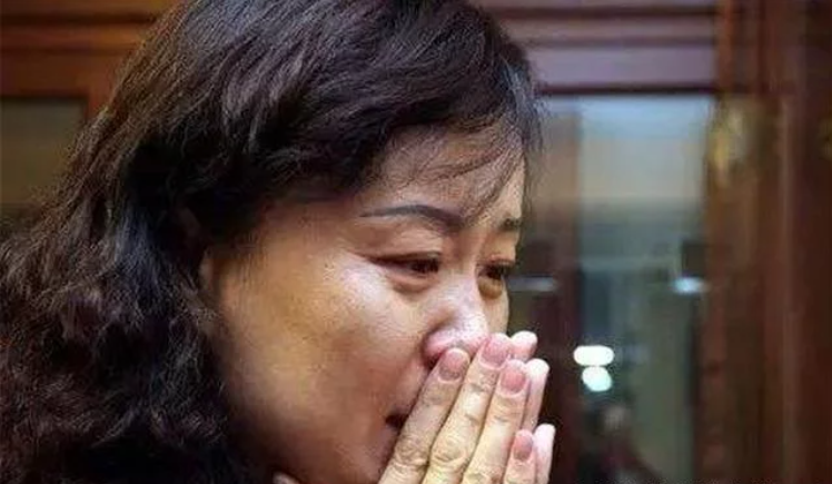 47岁生三胎后确诊乳腺癌，再遇孩子自闭症：女人不易，当妈更难！